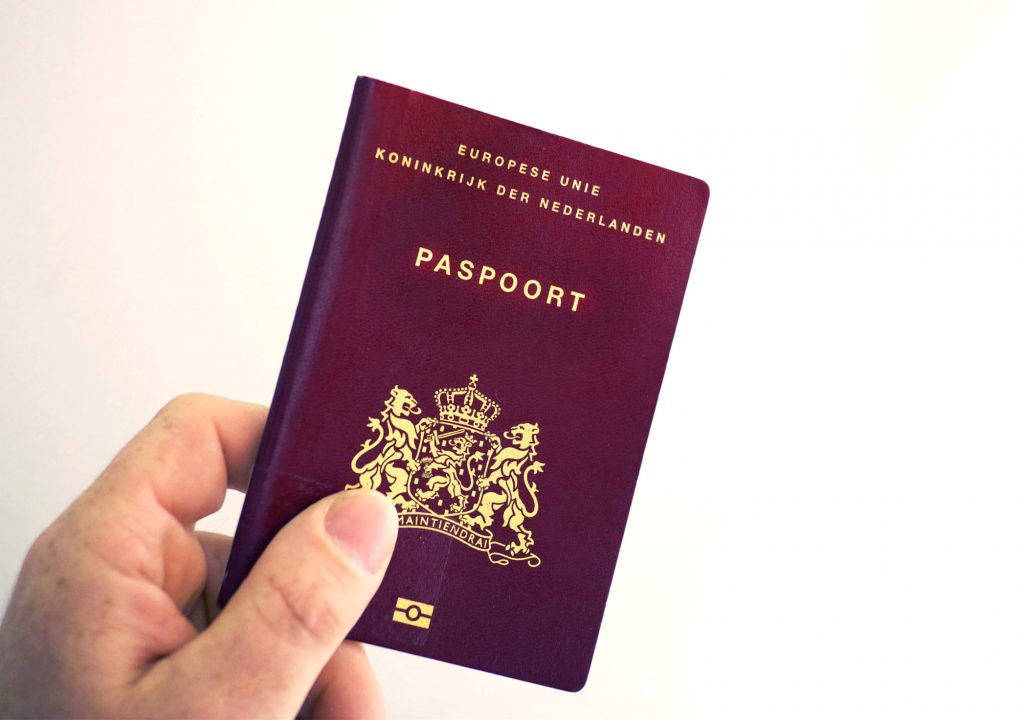 Foto Nederlands paspoort die vastgehouden word