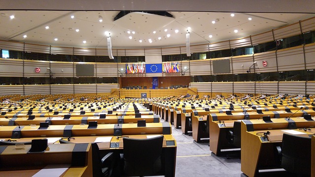 foto van de lege zaal van het Europese parlement,