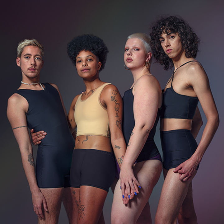 Vier mensen die poseren in genderbevestigende onderkleding