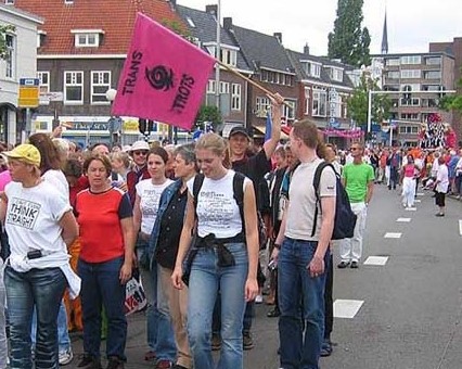 vreer met roze vlag tijdens de Roze Zaterdag in 2004. Archieffoto The Noodles