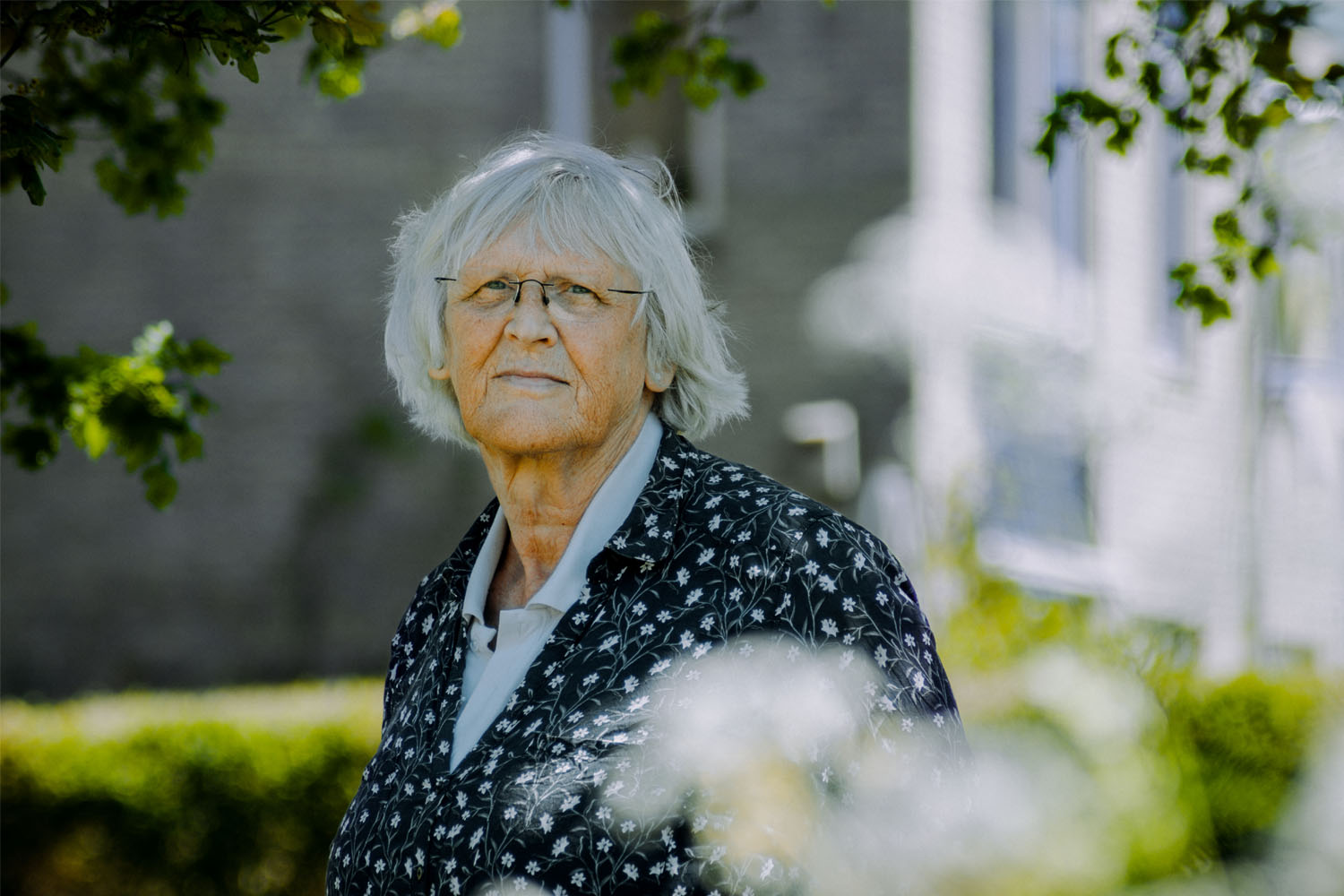 Portretfoto van Corine van Dun in een parkachtige omgeving